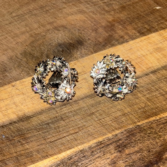 Elegant Silver Floral Earrings - Picture 1 of 2